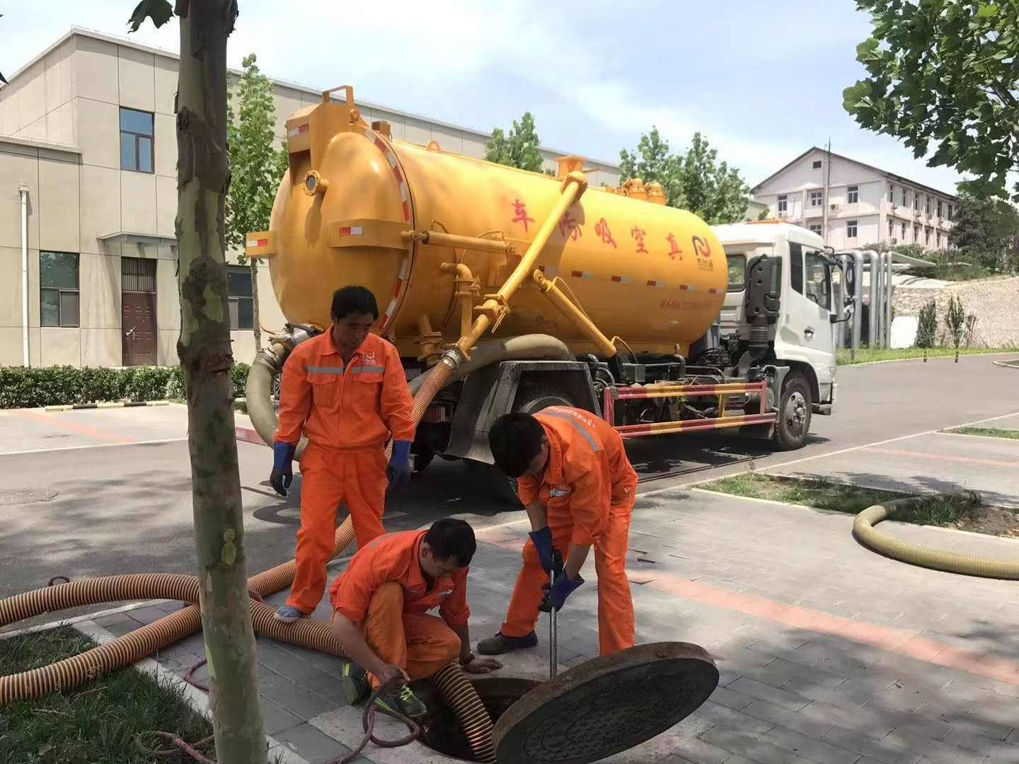 西区管道疏通车停在窨井附近