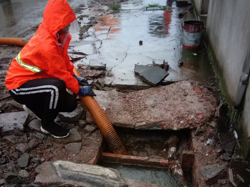 西区专业清理污水池 炜誉市政以规范流程守护城市 “肠道”