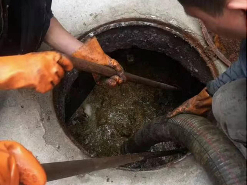 西区清理化粪池时如何避免沼气的危害？